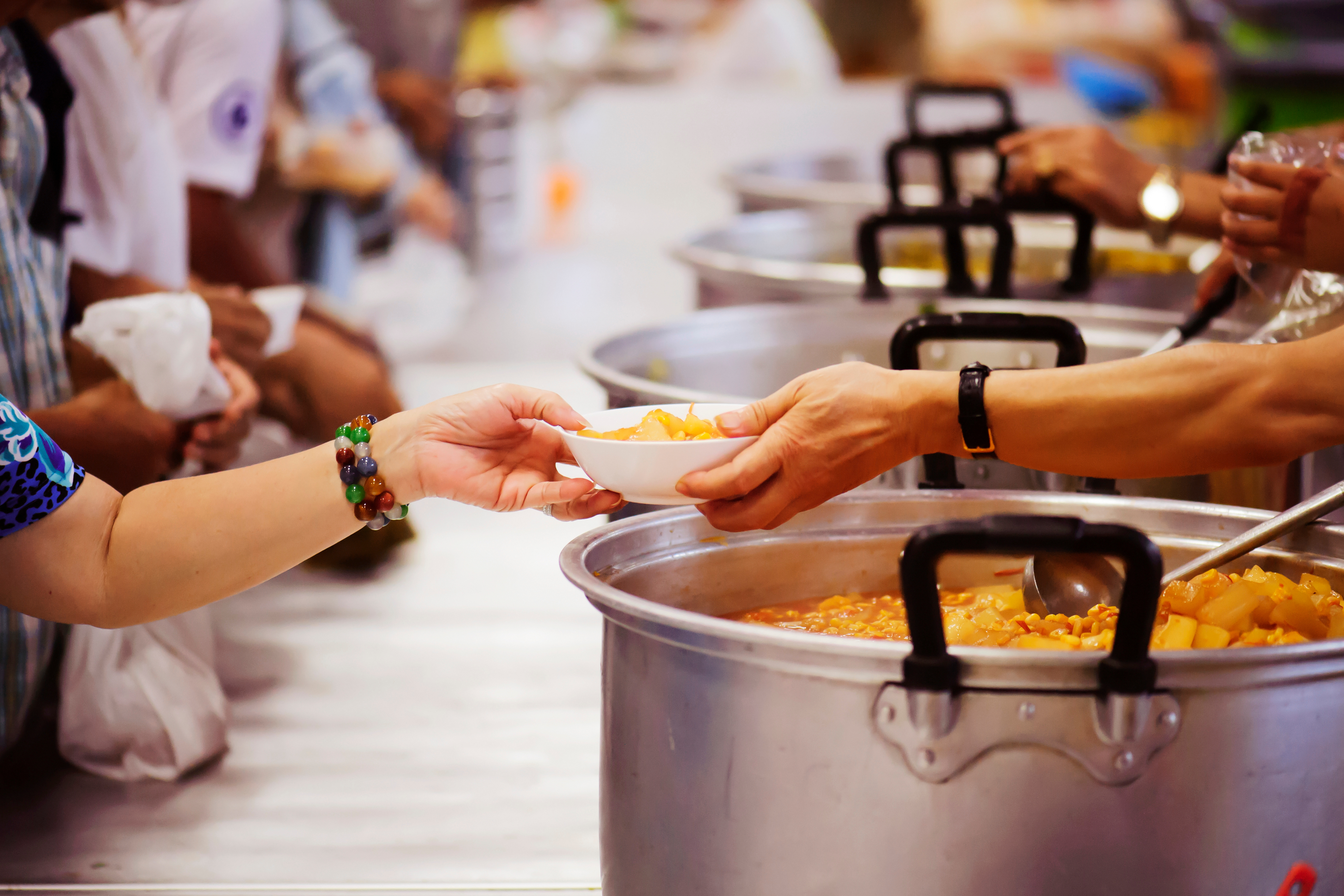 Helping life. Раздача пищи. Charity food. Кормление голодного, фото, картинки. Volunteering at a food Kitchen.